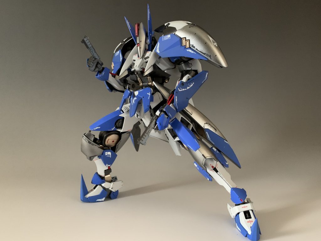 サブ武装GNピストル「ハドソン」「ホーネット」腰部リアアーマーにそれぞれ一丁ずつ格納マガジンの交換により、マニュピレータを介したビームと実弾の両方を発射可能な武器となっている射程こそ短いものの、ミサイルの牽制、近接戦闘時にランスでは対応できない場合に大腿部に内蔵されたビームサーベルと併用して使用することで圧倒的な効果を発揮するまた、トランザム後の粒子欠乏状態でも、実弾による対応が可能なので、臨機応変に対応することが出来る