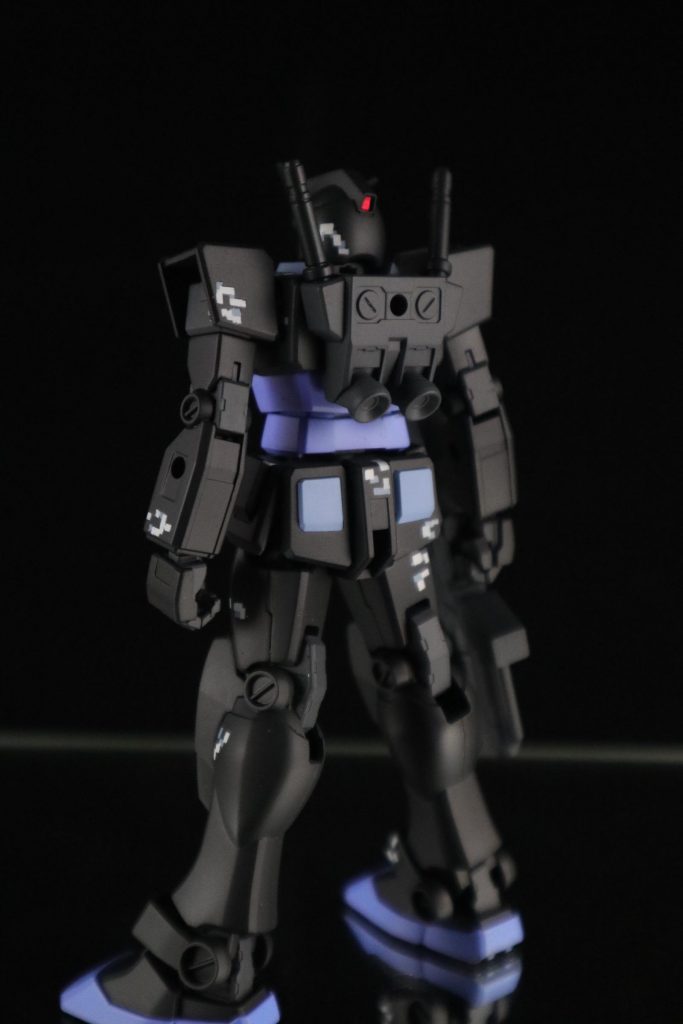 あれ、なんか付いてるよ?と思った方、安心して下さい。ゴミとかマステではなくただのピクセル迷彩風のアクセント塗装です。とても簡単に組めるキットを楽しむべく塗装で遊んでみた次第です。いろいろ改修したりするのは他のキットでやればいいと思ったので色替えしようなんて思ったり。当初オラG3カラーにしようと思ってたんですけど、何故か途中からそれすらも色替えしてX-2みたいな色に。ゲームに出てきそうな強キャラ感目指しました。ただいつも通り塗るのもなぁと思って軽いノリでピクセル入れようってなったものの…。初めてやりましたけど難しいし重い作業でした。なんかちょっと違う気もするので練習が必要ですね。細かい塗り分けはスルー。