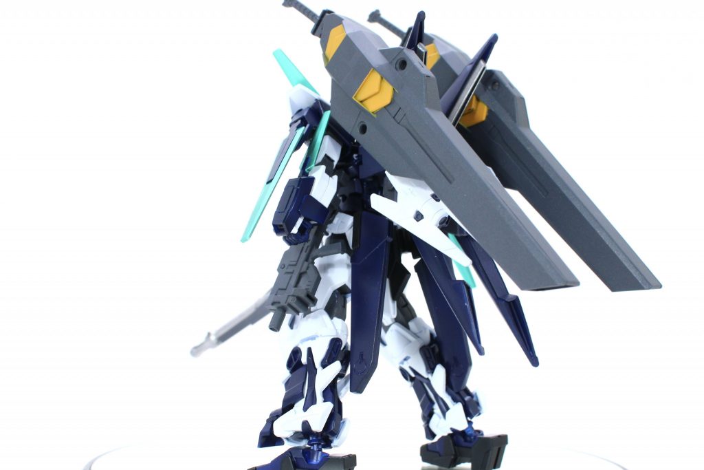 フロント・リア上手く纏まったかなと！太ももをFXの物に変更しアストレイの膝裏パーツを接着して違和感を減らしました。背負い物はアストレイマーズジャケットをイメージして取り付けました(˘ω˘)実は中にビームの砲塔も入れてるので可動させづらいですがビームキャノンとしても使用できます笑