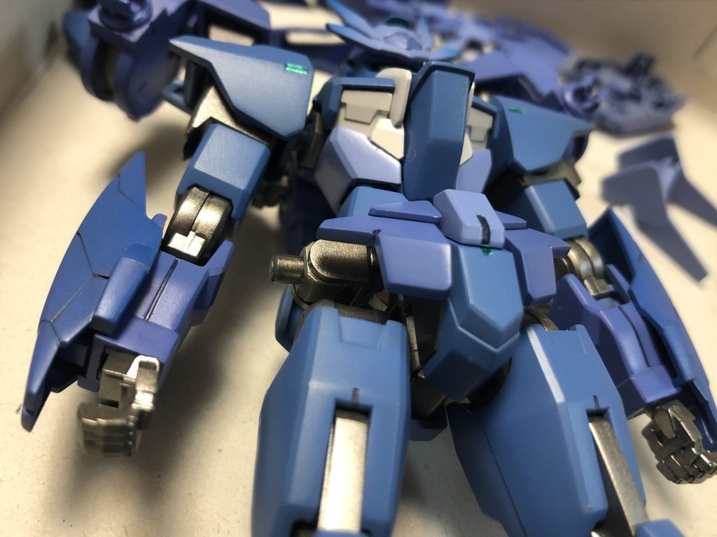 関節部分はメカサフとEXシルバー、あとはガンメタ系のを何種類か混ぜた自家製メタリックで塗ってます。食べ物で例えるならキムチですね(は?)