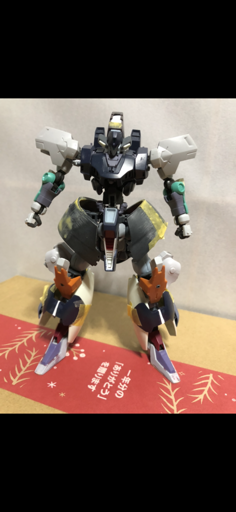 フロントアーマー、サイドアーマーはガチャガチャのガンダムヘッドの残骸を強引に曲げて使用してます。