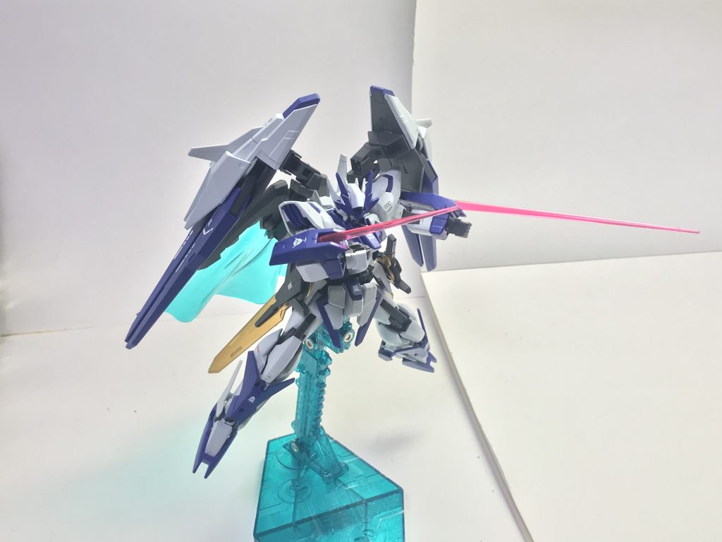 GNビームサーベル。ガントレットから出力されるそれはダガーとしての運用も可能となる伸縮自在の装備である……といえば聞こえがいいが、要するに普通のビームサーベルである。