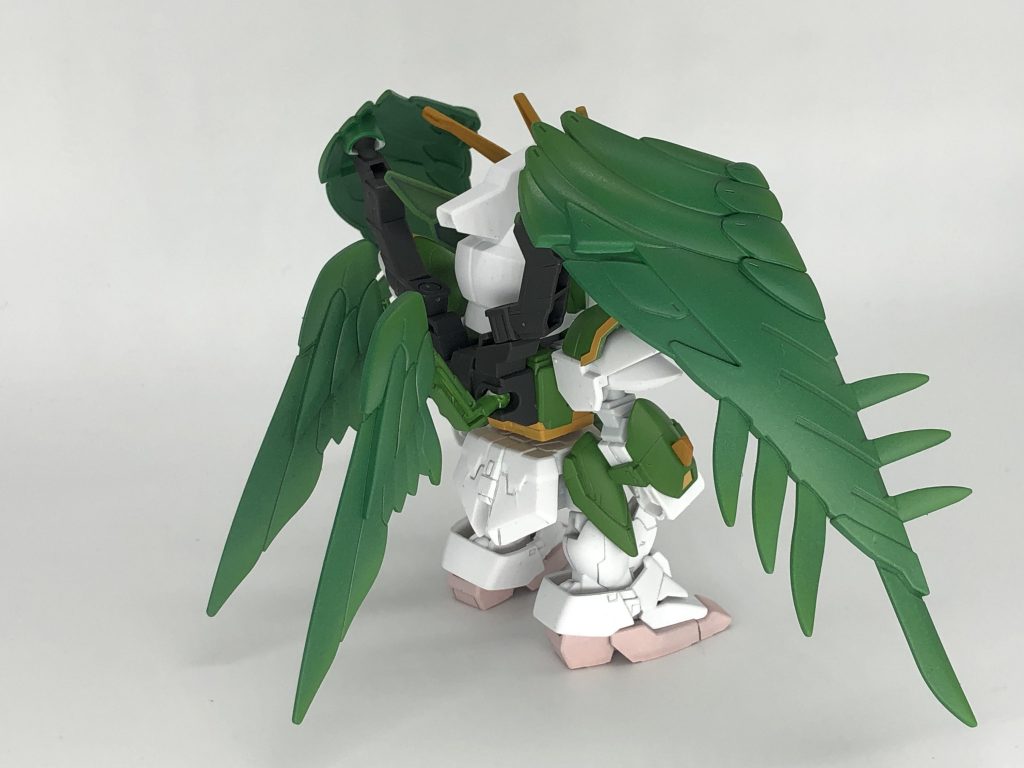 羽は緑をベースに4色でグラデーション塗装してあり口元と足はくちばしの色をモチーフにして淡いピンクに仕上げてあります(◦ˉ ˘ ˉ◦)