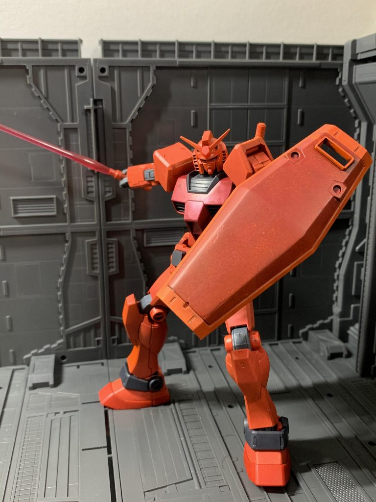 ビームサーベル構え。シールドは十字パーツを外してパテで埋めています。初挑戦ながらうまくできたかなと思います。シールド裏はエナメル塗料のジャーマングレーで塗装しています。  