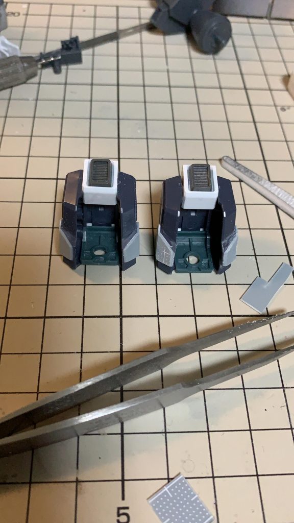 両肩パーツのディテールにプラ板追加とダクト追加。面倒でもノギスや定規でちゃんと測って作るのが一番早いと実感しました。