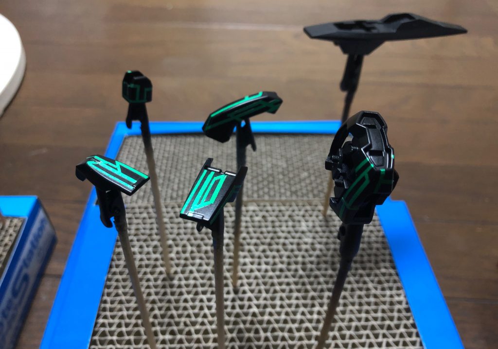 塗装はいつも通りアシメライン…今回は魔術回路をイメージしての模様でした。カラーリングと機体シルエットは、戦術機YF -23 ブラックウィドウIIから来てます(*´꒳`*)最後は適当にポージングで!