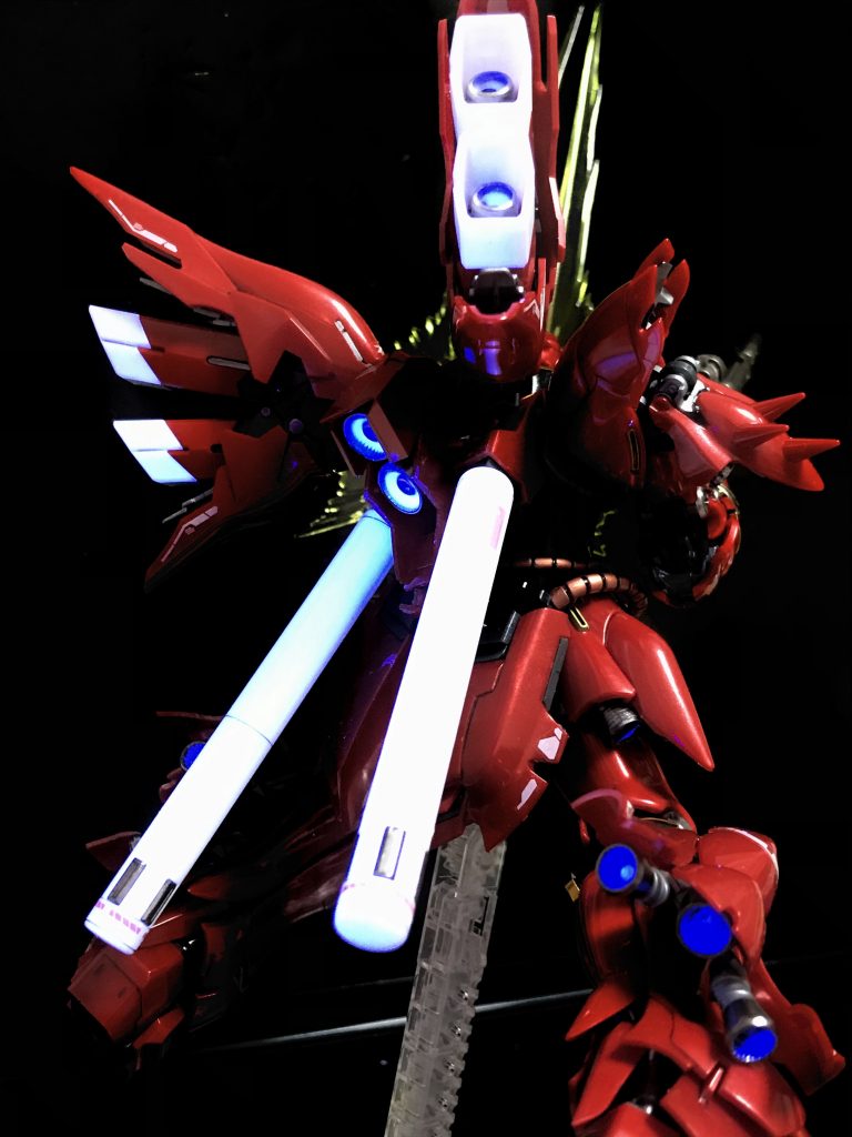 後ろからUVライトを照らしたところ。白い部品には元々蛍光が入っていて、かなり光ります。