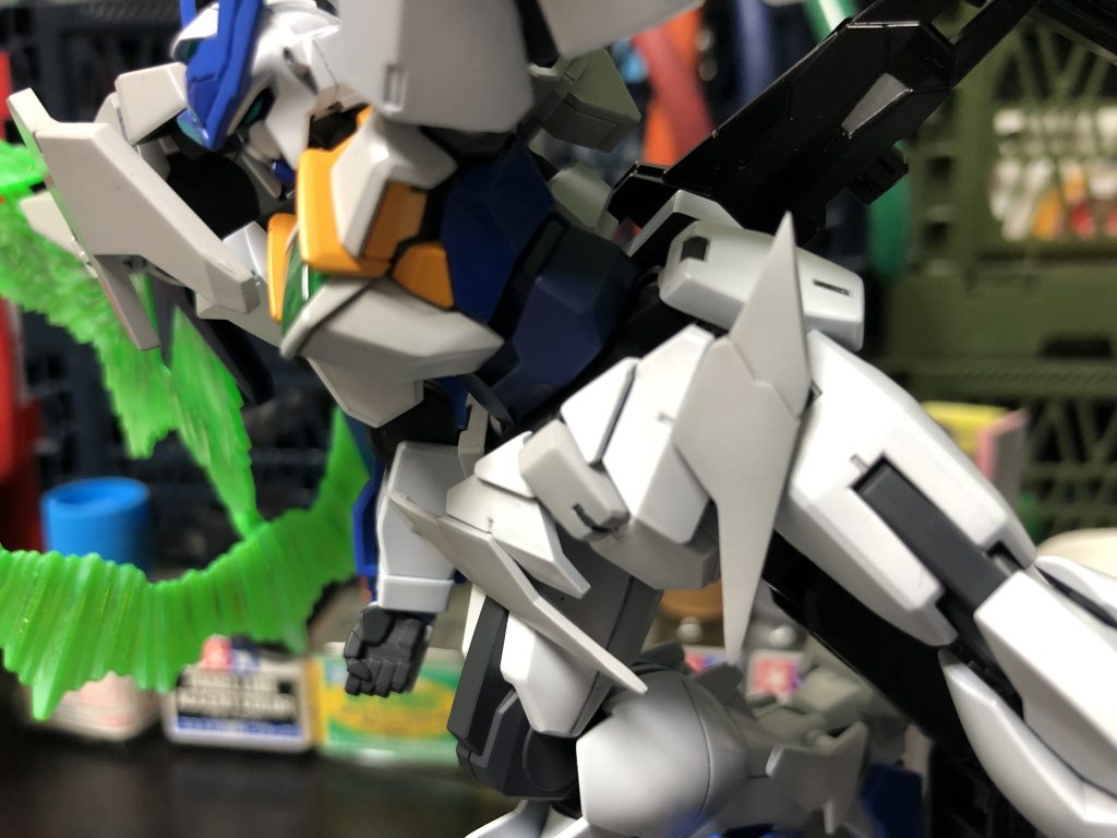 胴の真ん中ら辺を1ミリ延長しました。ポーズが映えますように。フロントアーマーサーベル部をシャープ化しました。プラ板でぴんぴんにしてます。