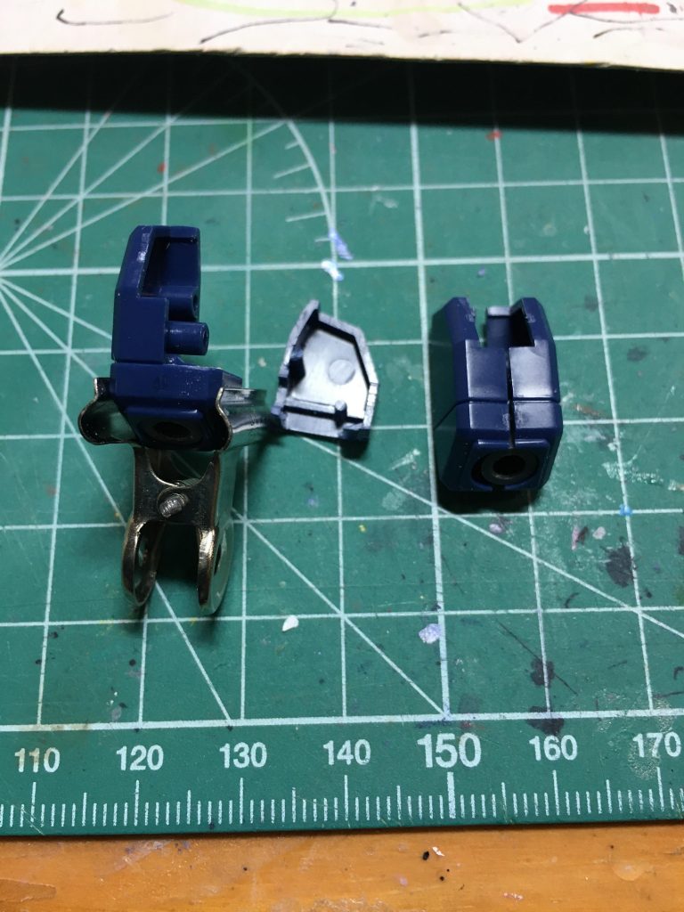 前腕は手首のスジ彫りを境にピンがある方を分割。手首部分は接着して合わせ目を消し、残りは合わせ目を段落ち処理して肘関節のメンテナンスを行えるようにします。肩関節も合わせ目をディテールとして、メンテナンスできるようにしてます。 こちらも肘関節のダボをC字に切り欠かなくてOKなやり方です。