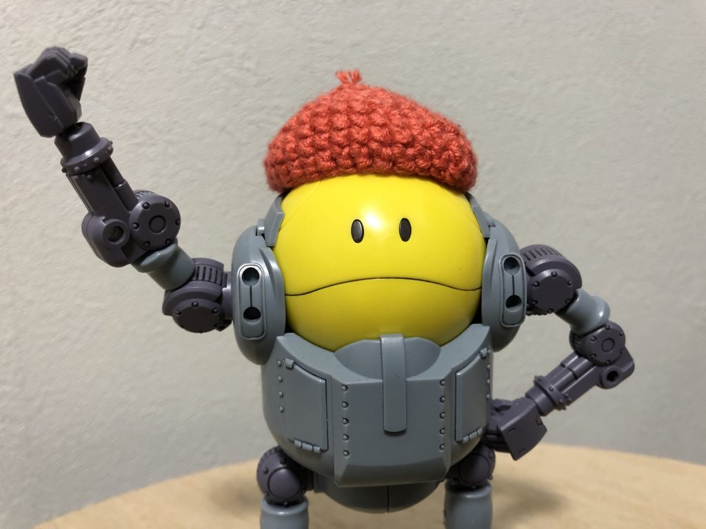 モビルハロはハロをパッピーイエローに変更。ニコちゃんマークみたいで気に入っています。手編みのコースターがベレー帽のように見えますwこのベレー帽は後のプチッガイカスタムシリーズの元になったとかならないとか…w