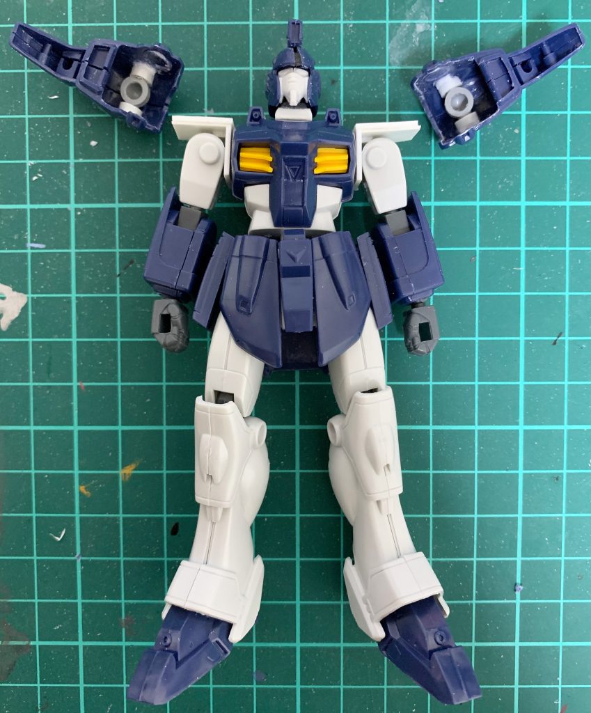 旧キットデスサイズがあまりかっこよく見えない理由の一つがなで肩だと思います。プラ板で肩アーマーを取り付けるフレームを作り、アーマー内にボールジョイントを仕込みました。肩アーマーの取り付け位置が上がり角度も調節できるようになりました。