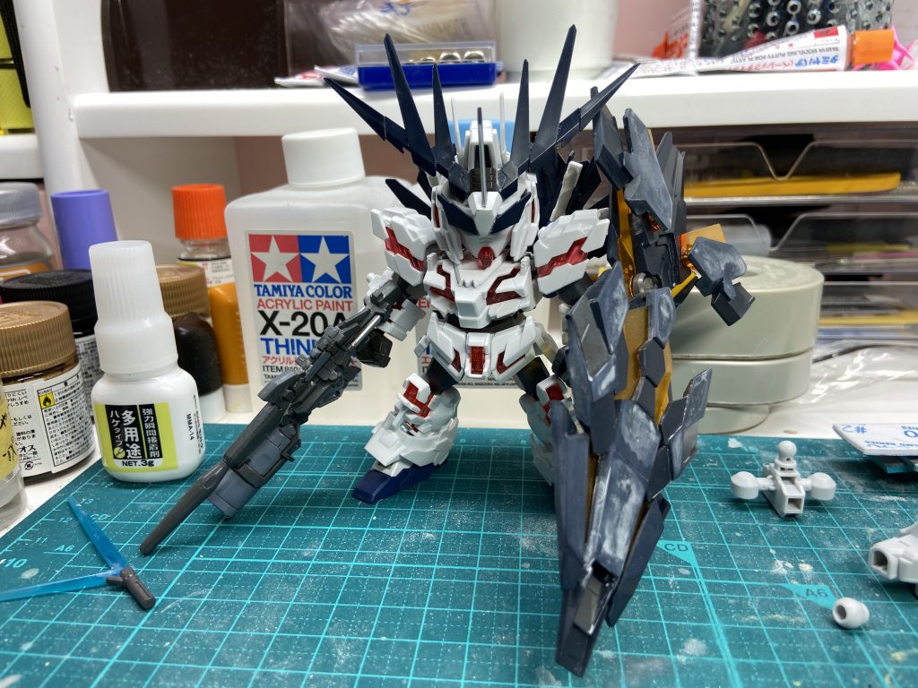 アンテナ類とアームドアーマーXCはEXスタンダードのバンシィ・ノルンから拝借。とさか横のアンテナはプラ板を加工、襟はプラ板とプラ材で形状変更しています。ビームマグナム、シールド+アームドアーマーDEはHGUCから拝借。改造後のバランスチェックの為に組んだ状態です。