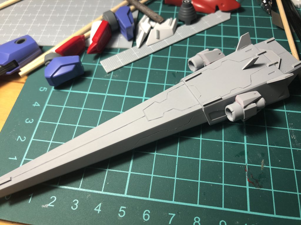 シールドバレルは筋彫りをして軽くディテールを加えています。