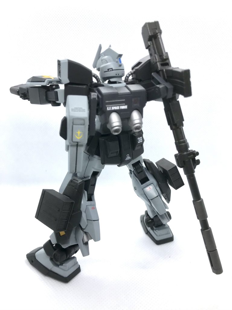 アメイジングレッドウォーリアの武器は1年戦争の時代設定に似合わない気がして却下。ロケットバズーカだけは使うつもりでしたが好みでペイルライダー陸戦型から流用。推進装置が肩、背中、脚にあるなら燃費が悪いだろうとプロペラントタンクを検討。ビルダーズパーツのプロペラントタンクは売り切れ&転売ヤーさんにより高騰していたので、EZ-SRのバックパックをプロペラントタンクという解釈にして逆さまにして取り付け。バーニア部はプラ板で塞ぎました。