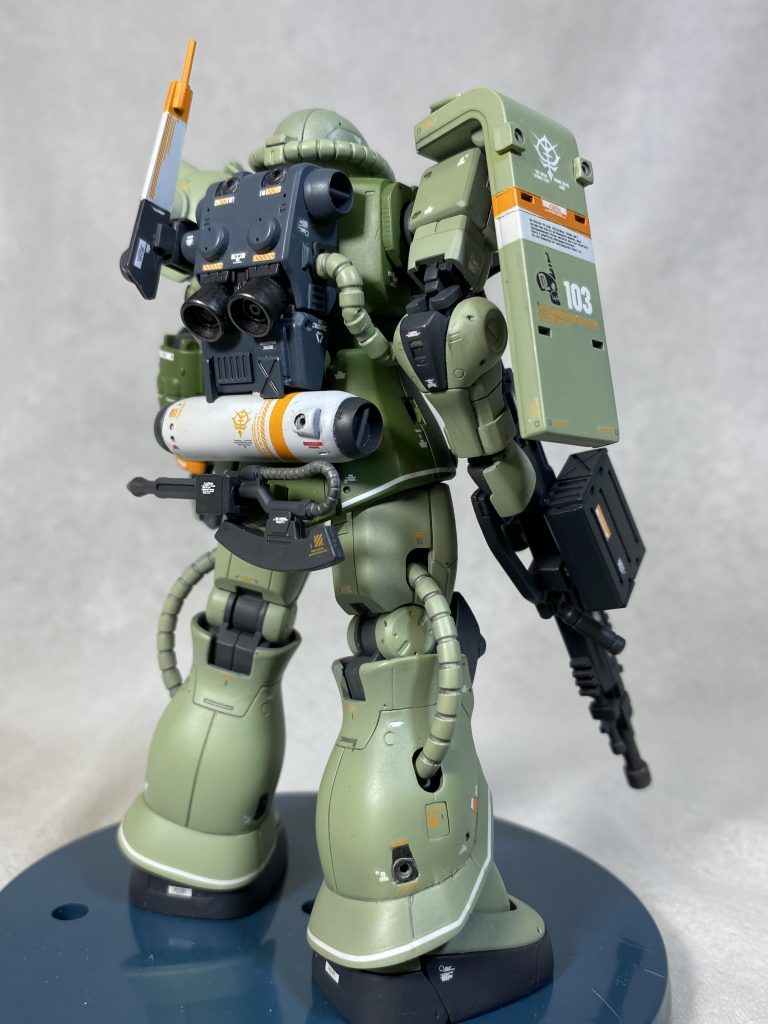 前後から ザク本体のプロポーションはほぼそのまま。モノアイスリットの幅をせまく、肩アーマーが小さい上に挟み込みで作業しにくいのでHGザクスナイパーの余剰パーツから作ってます。普通のザクが欲しかったので前面はそのまま、バックパックと武装にオリジナリティを盛ってみました。