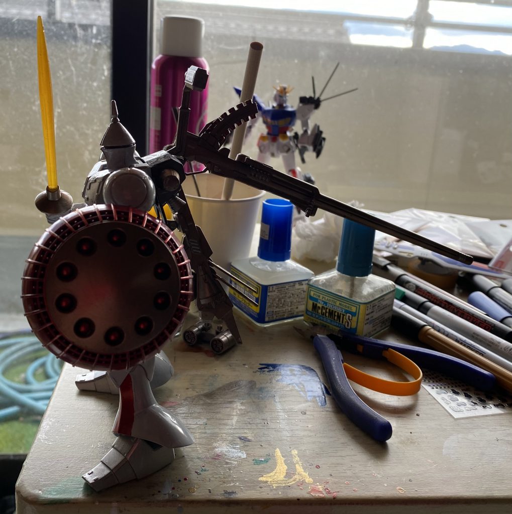 制作専用の汚い机です😅プラモ専用に買った机なので汚しても問題ない😆