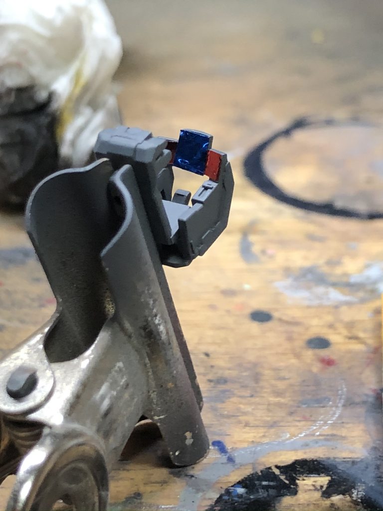 コックピットのモニターをメタルテープで再現しています。