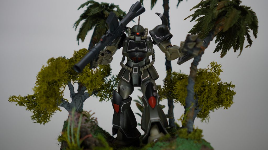 HGUCグフ(21stCENTURY REAL TYPE Ver)をミライトを使いモノアイを発行させました。バズーカ、シールドは、システムウェポンシリーズのモノを使用。