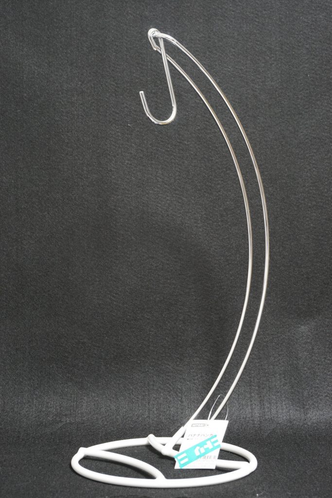 ニトリで売ってるバナナハンガー、めちゃおススメです。重いプラモデルや重心バランスが悪く、アクションベースが不安な場合は上から吊り下げられます。