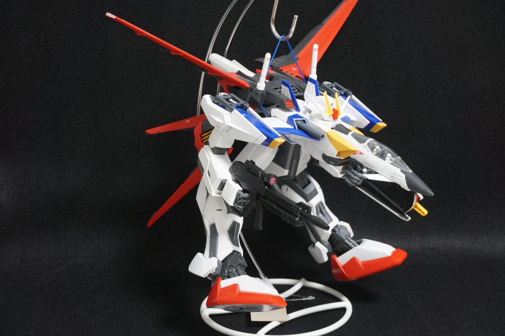 下半身と腕は旧キットの1/60ストライクガンダムから移植してます。