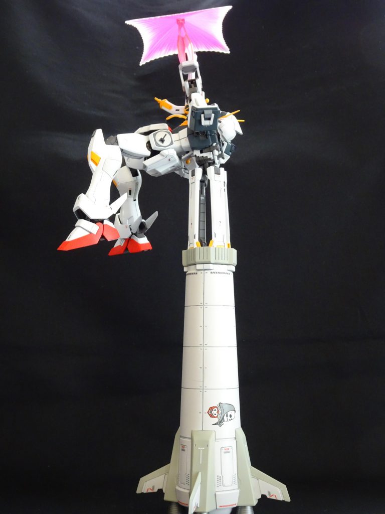 <ブースターユニット>こちらも、ほぼ素組みです。クロスボーンとの接続部のみ、上部の蓋?パーツを反転させ接着、蓋パーツの空洞部分にクロスボーンのスラスターをねじ込みました。本当は差し替え式にしようとしたのですが、最終的には固定になってしまいました…塗装は単調にならないよう、色分けをしています。また、何かアクセントが欲しかったので、クロスボーン・フルクロスの水転写デカールに付属のどくろマークを貼りました。トビアが出発前日、即興で落書きをしたもので、これが後につづくスカルハートのエンブレムとなった、、、ということにしました。