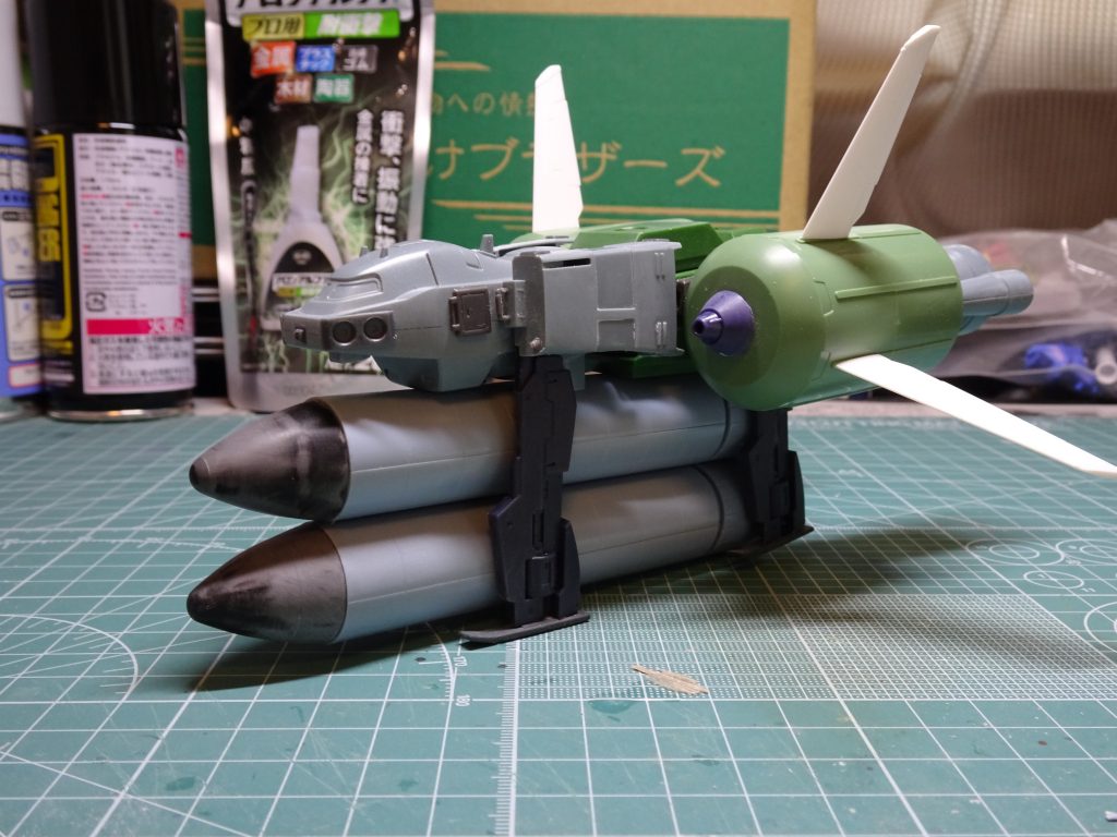 ミサイルは、ナラティブA装備のプロペラントタンクにウェーブ・コトブキヤのパーツを弾頭に見立て加工しました。