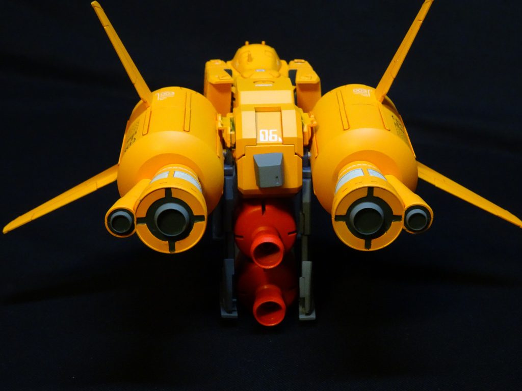 背面中央のグレー部分が着脱できるようになっており、そこにベースを差し込み展示します。