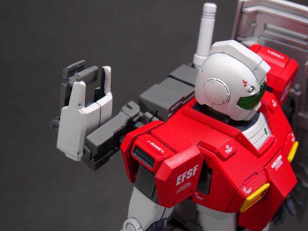 バズーカラックについて、基部はオリジンガンダムのシールド接続部。白いパーツはオリジンガンダムの太もも裏側のパーツラックはたまたま見つけたジャンクパーツで何のパーツかは不明ですが、ドンピシャでした。