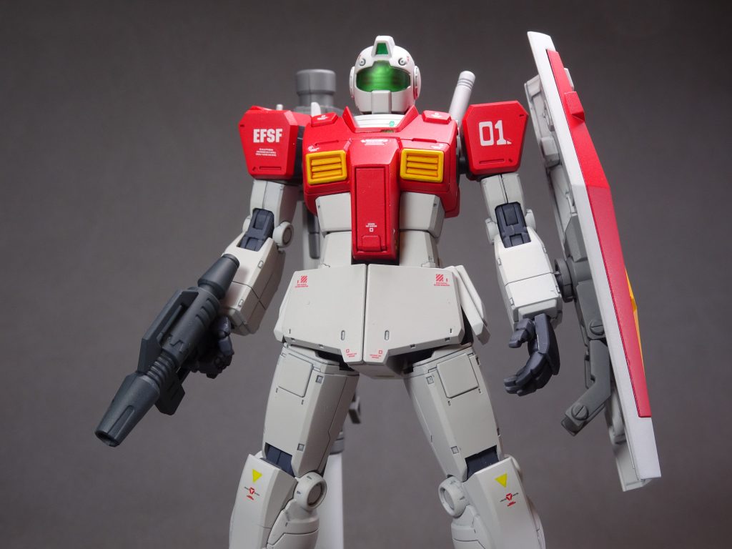 オリジンガンダムとGMのコクピットハッチが異なるため、GMナイトシーカーのハッチの先端をカットソーで摘出し、オリジンガンダムのハッチに移植しました。多少、サイズ感が合わないので、パテ等で調整。手前味噌ですが、非常にうまく移植手術ができました。