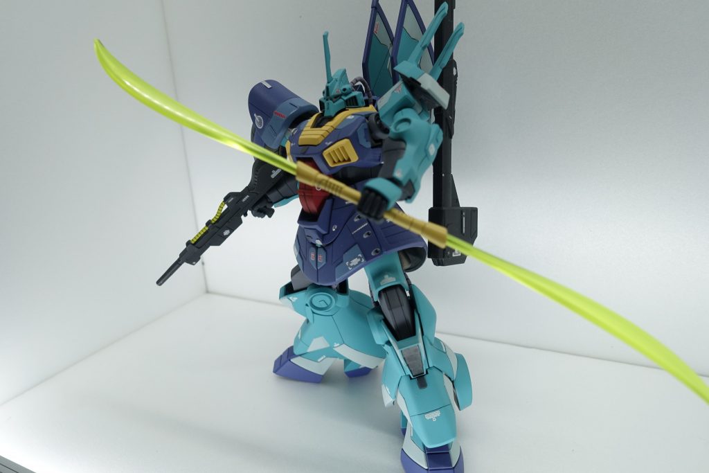 薙刀を構えて。