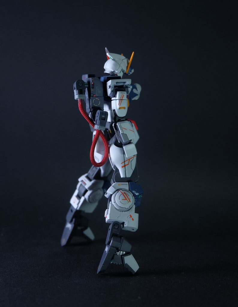 右側を中心にオレンジのランダムラインを挿入。最近自分の中で流行りですね。