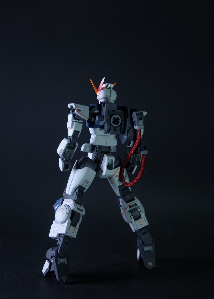 バックパックはGNドライブという設定。エネルギーケーブルを使ったギミックを仕込みたかったので装着しています。