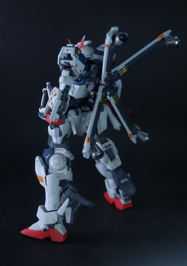 肩、足、腰のアーマー、腕、スラスターを追加することでこの形態になります。