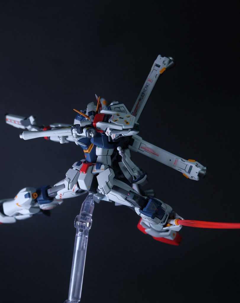 本来胸部に装備されているビームサーベルは構造変化の煽りで膝裏へ収納場所が変化しています。おかげで、近接戦闘時にはそのままビームを発振し、蹴りにも使えることで隠し武器感が上がりました。