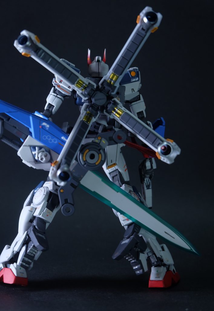 GNムラマサは腰に懸架する方式。GNソードⅢをベースにジャンクパーツでそれっぽく制作しました。決してムラマサのキットがなかったからこうなったわけではないです。決して。