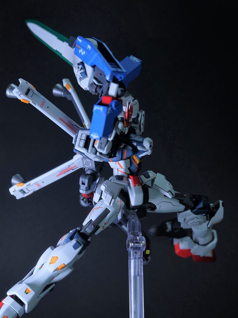 見よ、この驚異の稼働を。肩の稼働が、軸の跳ね上げと通常よりも10度くらい上に上げられるようになったことでめちゃくちゃ動きます。腰にもボールジョイントと前後スイングを仕込んだことで捻りや曲げなど痒いところに手が届く感じの稼働になっているのでポーズには困らない。