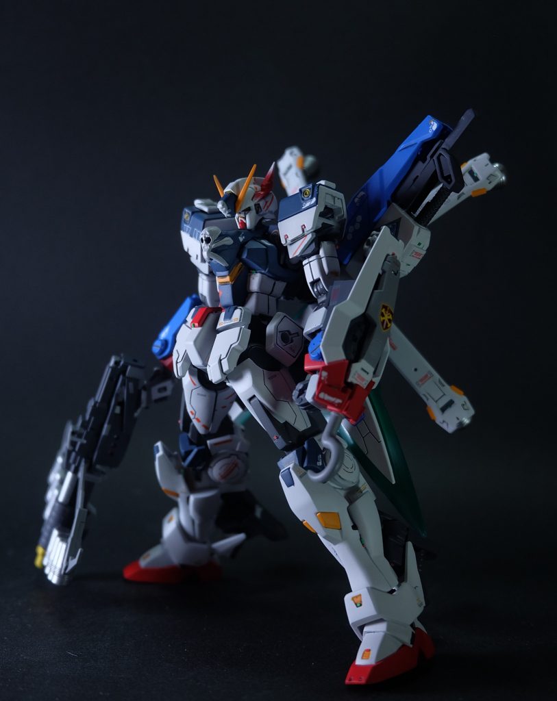 GNシールドはエクシアのGNソードから流用し、プラバンで少し形状を変更。Pスマッシャーはキットから頂き、持ち手の部分を切り飛ばし、CBバスターを装着できるように基部をスクラッチしました。