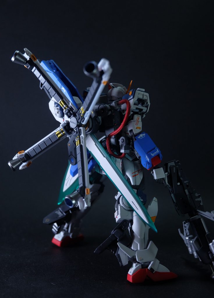 X3とは異なり武装の懸架はスラスターとGNドライブの間に挟み込む形に変更されます。カタールとムラマサをフルで収納することで武装もX字を描くようになります。こちらは次回予定のフルクロスでしっかりやりたいので今回は敢えて1枚抜いてます。