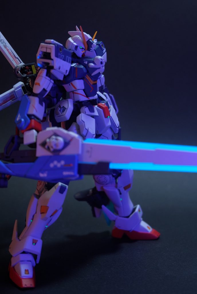 HARMONICSDRIVEGNドライブをフル稼働させ、余剰粒子を全身から放出することで機体が青く輝く高機動形態。ブラックライトを直当てするだけですが、いろんなところが光ります。