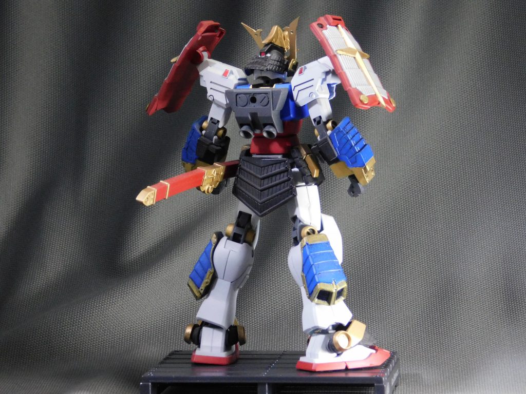 リアビュー。意外とすっきりしています。長めの刀はかっこいいですね。