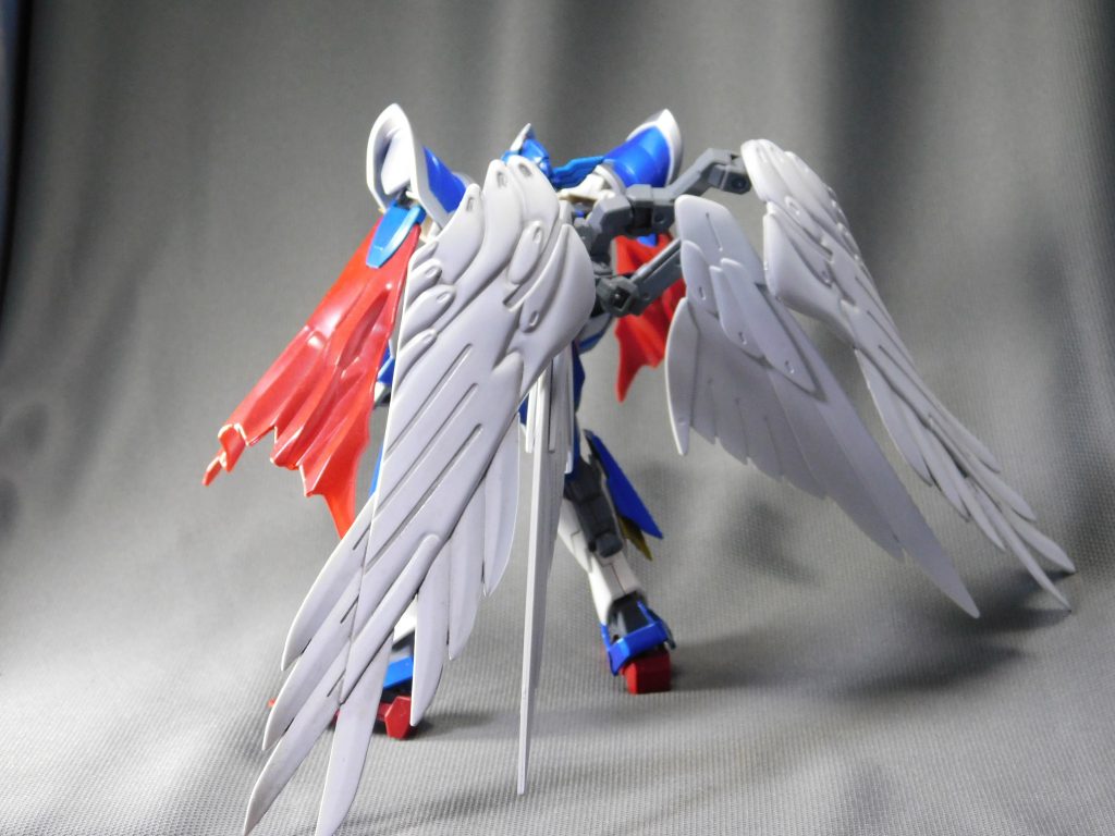 リアビュー。旧HGのゼロカスからもらった羽はやはり重いです…。