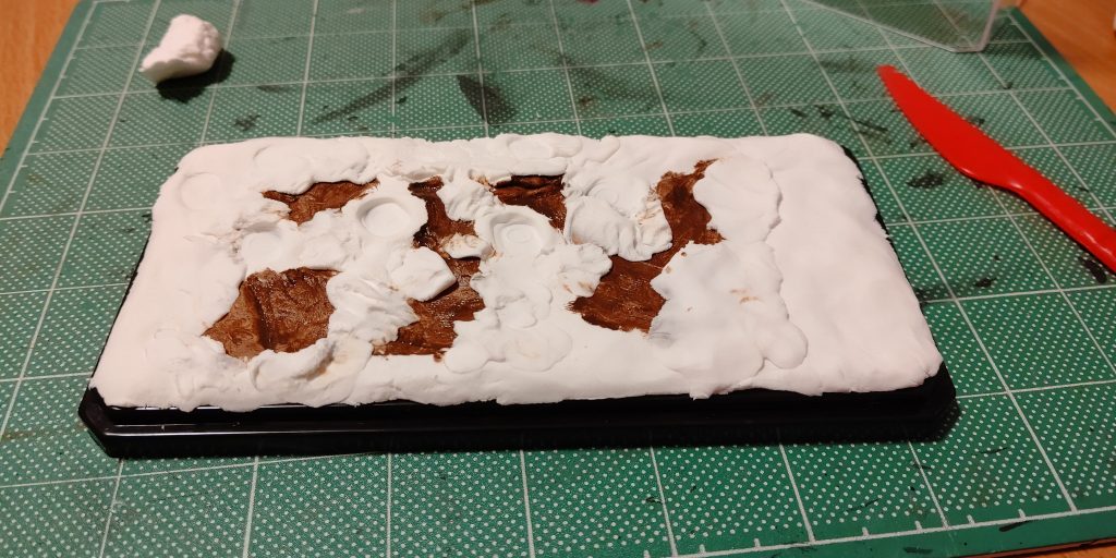 土台は100均のコレクションケースに紙粘土をしいて所々茶色にし、ヘラで成形して雪っぽくしています( ´∀`)