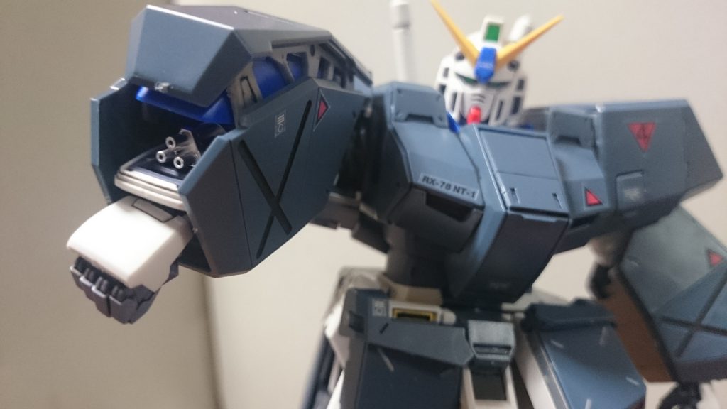 チョバムアーマーを着込んだ状態でも腕部ガトリングは使用可能。……劇中ではこの機構を披露する前にアーマーパージしてたけど