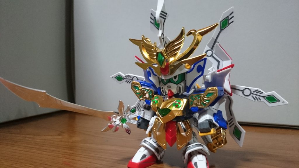 ・最終決戦仕様・新爆熱の陣目の新規シールが新たに追加されてるっスこの状態の塗装箇所は……・メタグリーン……肩の「鳳」・「凰」文字の余白・ルミナスメタグリーン……クリアパーツ裏・レッド……フロントアーマー、胸のクリアパーツの○×3(左右)胸部鎧とフロントアーマーに銀の部分があるんスけど、その箇所はガンマカの消しペンを綿棒先端に滲ませて、該当の箇所を擦ったっス。こちらの肩文字は爪楊枝を使って文字の余白部分をメタグリーンで塗り潰すだけっス