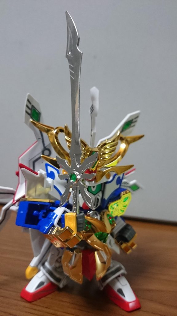 ・石破天驚剣「拳」ではなく「剣」っス。そしてメッキパーツとクリアパーツで構成されてるのですごくキラキラ。柄と柄尻は熱波刀・爆烈刀と同じくホワイトとレッドの配色なんスけど、持たせることで柄の塗装がじわじわ剥がれたりしそうなんでそのままにしてるっス。ちなみにこの剣、鍔のデザインの関係上であまりに深くは保持できないっス。精々柄尻を掴むのが精一杯