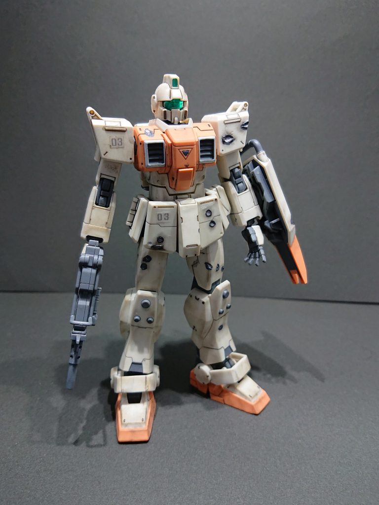 基本は素組、一部部分塗装。ダメージ加工後にタミヤウェザリングマスターBで汚しを入れています。その後つや消しトップを吹いて定着させました。隠れる箇所ですが、肩の内側やスカート裏もダークグレーで裏地塗りしてます。