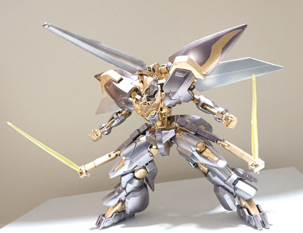 武装は可変式バックパックと腰部ビームサーベル。バックパックとサブアーム展開でアタックモードに。