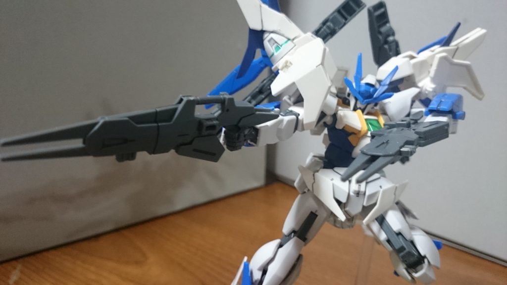 ・ビームライフル一見スカイのものと同様の物に見えるんスけど、新規パーツでスカイの物とは一部の造形が違うっス。フォアグリップがオミットされ、マウント時のライフル連結ギミック、アームドウイングバインダーとの連結ギミックが施されてるっス