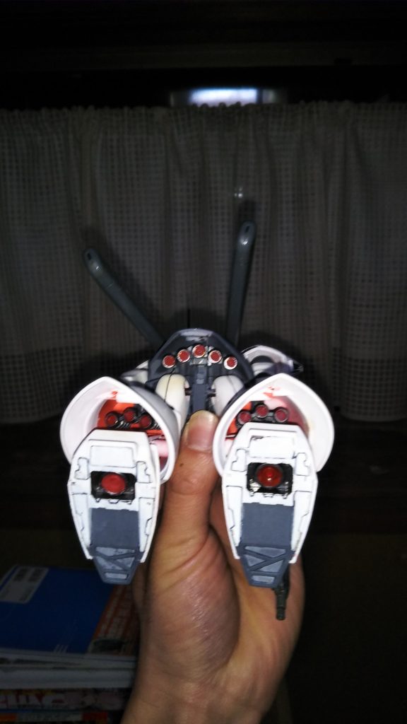 　スカート内と足裏です。　J子「ワタクシのスカートの中を見るなんて、良い度胸ですわね・・・！」『バババババッ』（ビーム・マシンガン）はい、茶番失礼しました。なんかこのネタ久々にやった気がします（笑）。若い頃に勢いだけで製作した作品なので、脚部フレア内などの塗り方がかなりいい加減です・・・。が、スカート内のバーニアがきちんと５つ再現されていたり、足の裏も細かくモールドが入っていたりと、キットとしての出来は素晴らしいです！ 