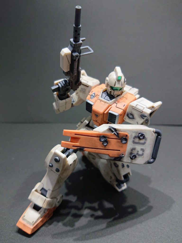 コンセプトは平地で交戦し、銃撃＋近接戦闘を受けたことをイメージして実弾痕やヒートサーベル跡などをつけてみました。シールド装備している左側は前面に出るだろうと思い、気持ち左側に集中してダメージを入れてます。このダメージ加工のためだけに、100均で線香を買ってきました。えらい本数が残ってます（笑）